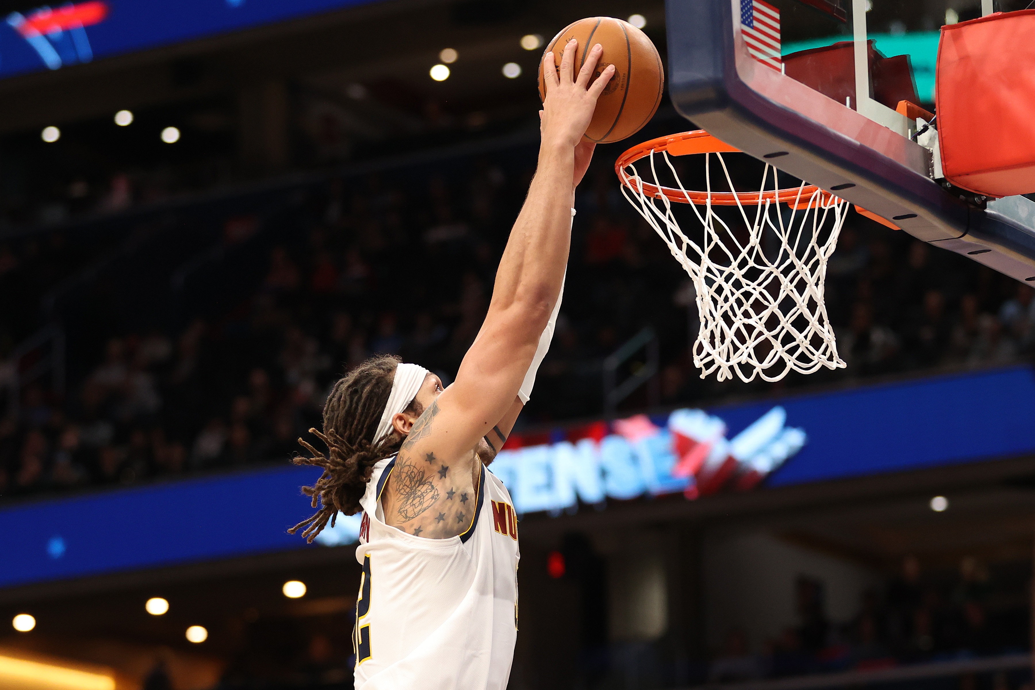 开云综合服务-单核带队！阿隆·戈登上半场9中4得13分6板3助2断 三分2中1